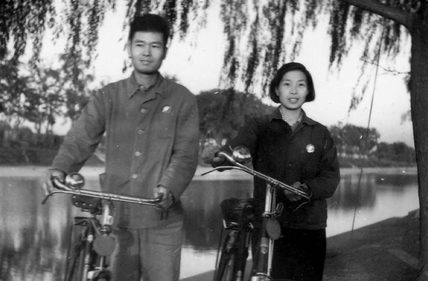 青年时代的吴德馨先生与王圩先生（摄于北京景山公园）